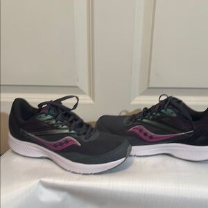 Saucony Athletic Shoes Black and Pink Performance